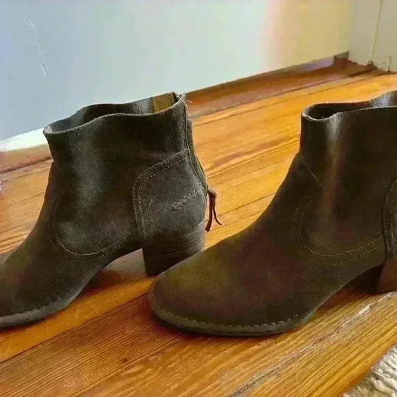 Ugg suede ankle bootie women’s size 7 - Picture 3 of 6